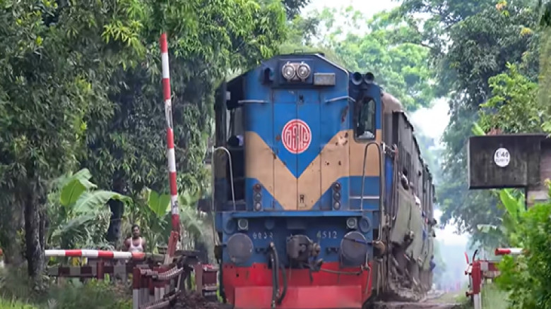 অলৌকিক রক্ষা ট্রেনের নিচে পড়ে শিশুকে বুকে জড়িয়ে প্রাণ বাঁচালেন বাবা