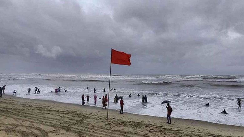 উপকূলজুড়ে সতর্কতা: চার বন্দরে ৩ নম্বর স্থানীয় সতর্ক সংকেত