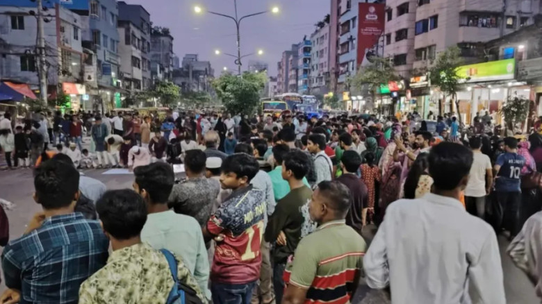 উত্তাল কালশী রোড ও বিক্ষোভকারীদের স্লোগান