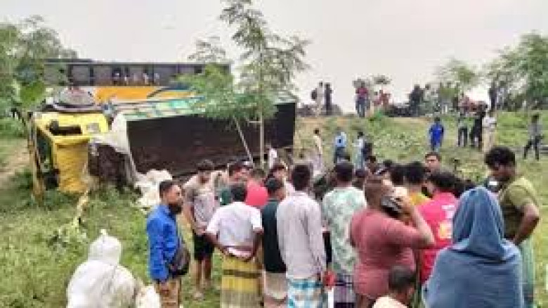 সড়ক দুর্ঘটনায় ট্রাক উল্টে ১৫ প্রাণহানি, 
