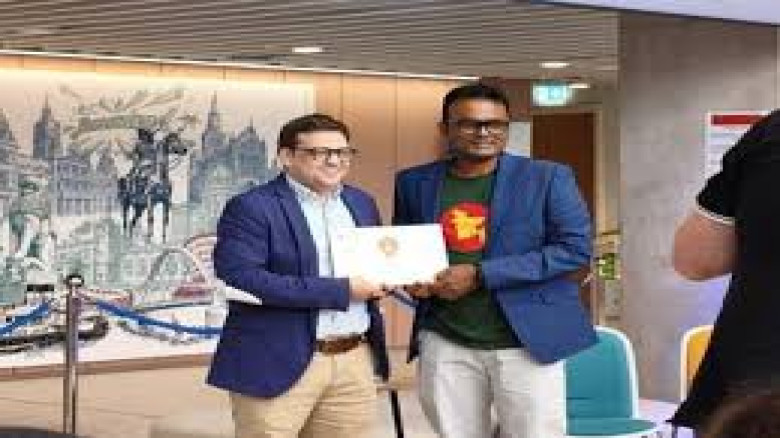 অসাধারণ শিক্ষাদানের স্বীকৃতি হিসেবে অ্যাডাম স্মিথ বিজনেস স্কুলের পুরস্কার আলতাফ রাসেলের ঝুলিতে