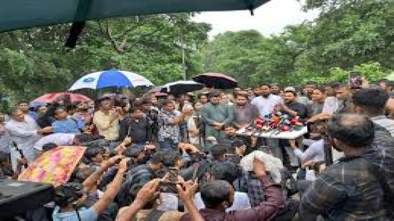 গণকবর জিয়ারতে এনসিপি, নাহিদের দাবি—জুলাইয়ের প্রত্য...