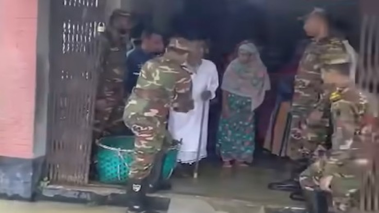 চট্টগ্রামের বন্যা পরিস্থিতি মোকাবিলায় উদ্ধার ও ত্রাণ কার্যক্রমে নেমেছে সেনাবাহিনী