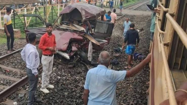 মুর্শিদাবাদে স্কুলবাসে ট্রেনের ধাক্কা, নিহতদের মধ্যে তিন স্কুলশিক্ষার্থী