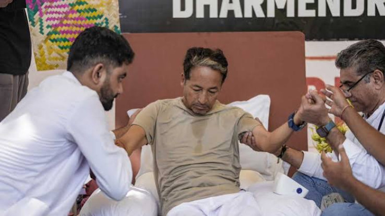 সোনম ওয়াংচুককে জোর করে হাসপাতালে নেওয়ার অভিযোগ দিল্লি পুলিশের বিরুদ্ধে