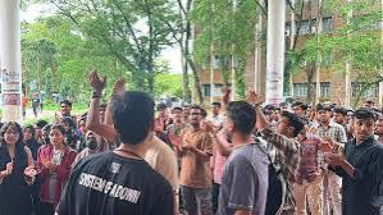 শাবিপ্রবিতে শিক্ষার্থীকে মারধর: বিক্ষোভে ফুঁসে উঠলেন শিক্ষার্থীরা, কঠোর কর্মসূচির ঘোষণা