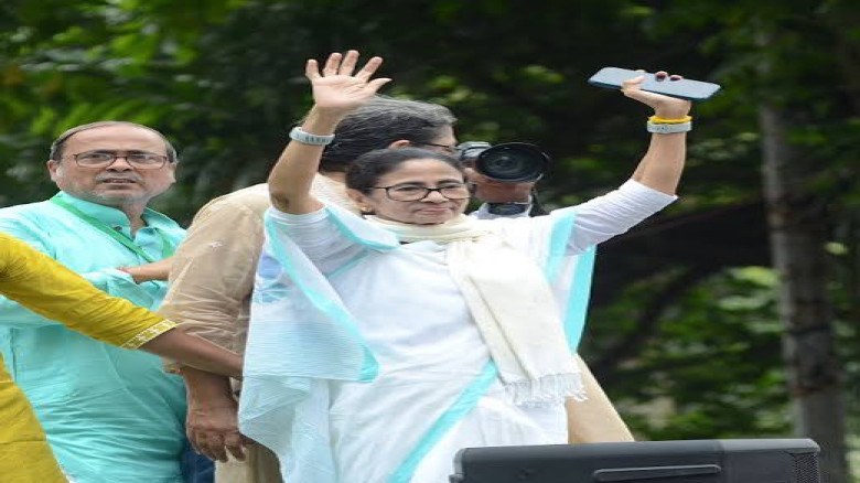 পরাজয়ের ধাক্কা কাটিয়ে প্রথম বড় জনসভায় মম