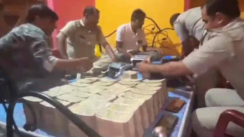 ২০ কোটি রুপি ও ১৫ কেজি স্বর্ণ উদ্ধার, পশ্চিমবঙ্গে সরকারি গাড়িচালক ঘিরে চাঞ্চল্য