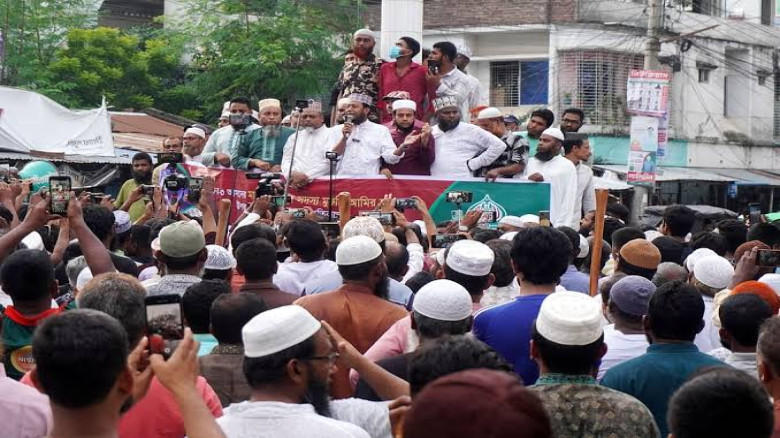জনগণের জন্য কাজ না করলে সরকারি কর্মকর্তাদের বিদায় করতে হবে: আমির হামজা