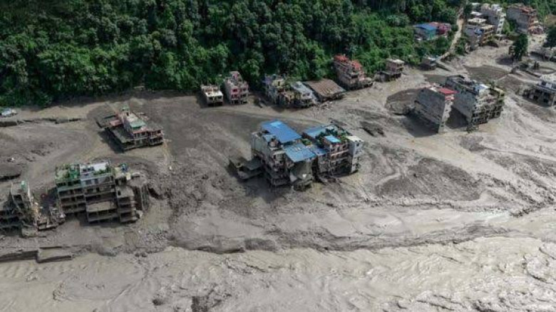 পাহাড় থেকে সুনামির মতো পানি, নেপালের বন্যা নিয়ে মার্কিন দম্পতির ভয়াবহ অভিজ্ঞতা