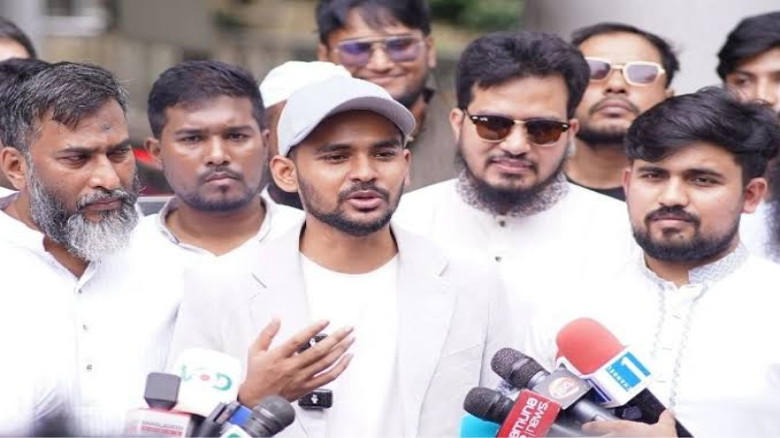 ওমরাহ শেষে দেশে ফিরে মক্কা চুক্তি নিয়ে সরকারের অবস্থানকে ইতিবাচক বললেন আসিফ মাহমুদ