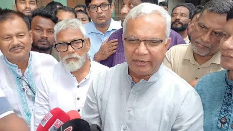 দেশে না থেকে বাইরে বসে আস্ফালন, কড়া সমাল