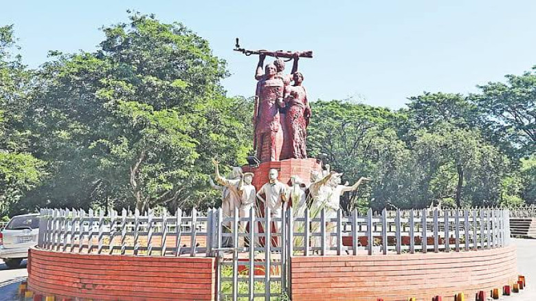নবীনদের বরণে ইস্ট ওয়েস্ট বিশ্ববিদ্যালয়ে ‘নজরুল বর্ষ’ উপলক্ষে বিশেষ আয়োজন