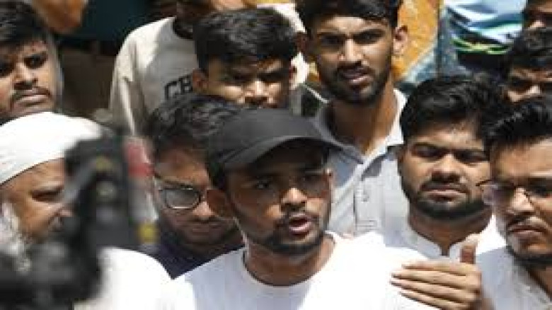 গুঁড়িয়ে দেওয়া স্বাস্থ্যকেন্দ্র থেকে বিলবোর্ড সরানোর দাবি, ‘মবতন্ত্রের’ অভিযোগ আসিফের