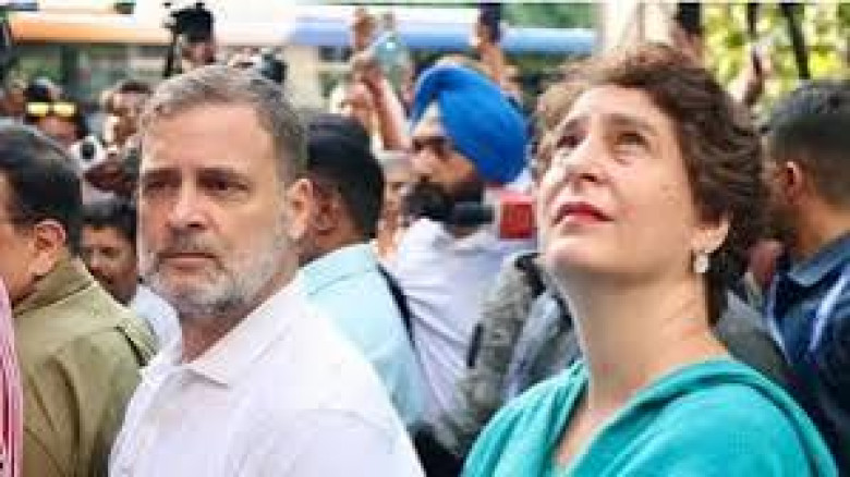 রাহুল-প্রিয়াঙ্কাকে পাঁজাকোলা করে সরিয়ে নিল পুলিশ, যন্তর মন্তরে যাওয়ার চেষ্টা ব্যর্থ