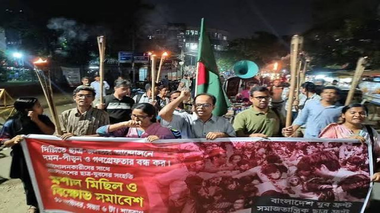 দিল্লিতে আন্দোলন দমনের প্রতিবাদে শাহবাগে বিক্ষোভ ও মশালমিছিল