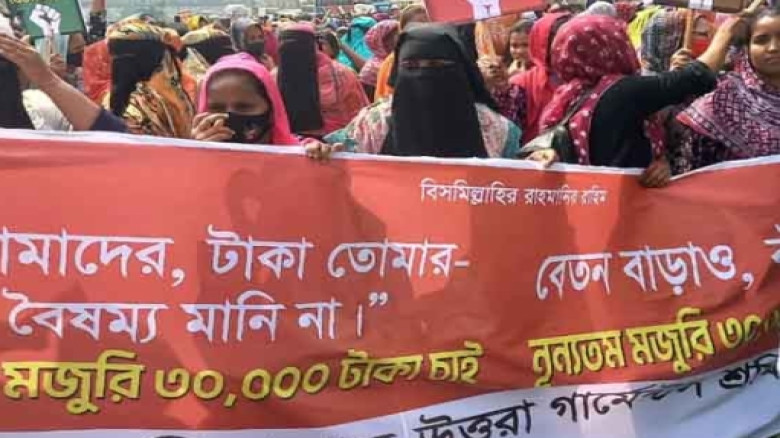 ন্যূনতম বেতন ৩০ হাজার টাকার দাবিতে উত্তরা এলাকায় শ্রমিকদের সড়ক অবরোধ