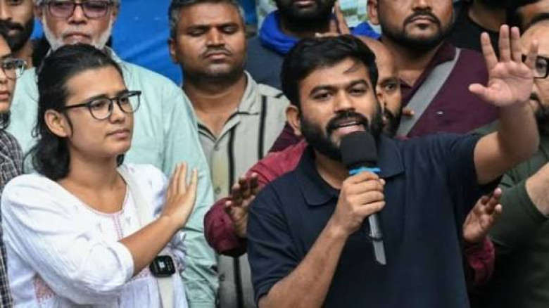 দিল্লিতে জাতীয় পতাকা উত্তোলন করতে গিয়ে বিপাকে পড়ার আশঙ্কা অভিজিৎ দিপকের