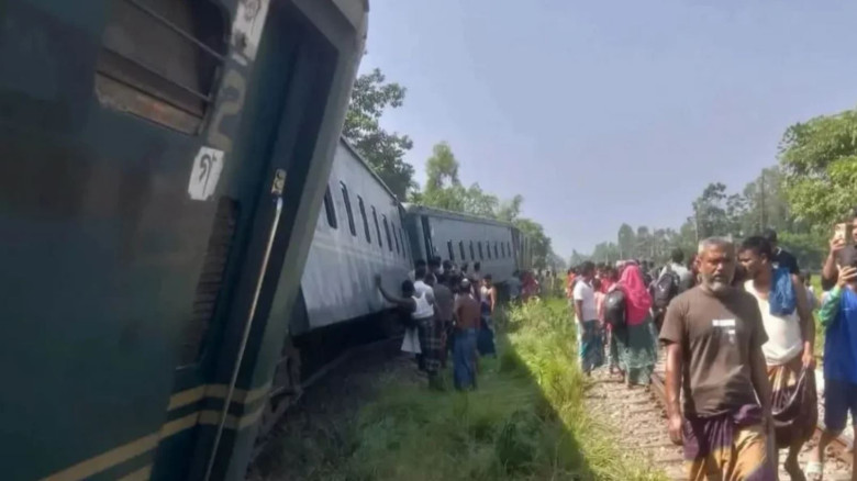 লাকসামে কর্ণফুলী এক্সপ্রেস লাইনচ্যুত: ঢা