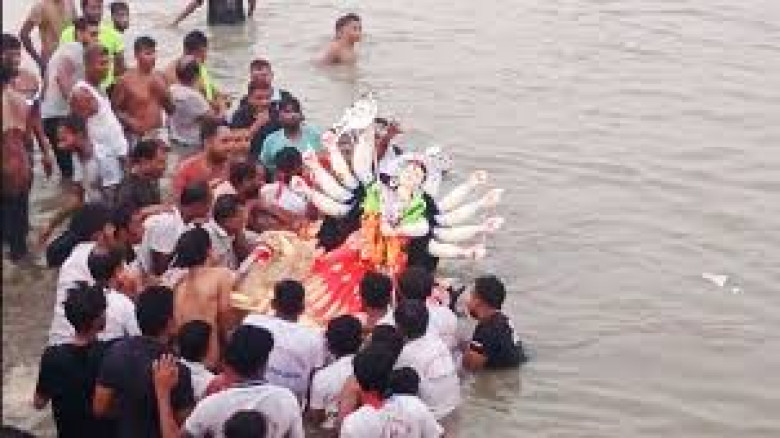 দুর্গা বিসর্জনে প্রতিমা ছোঁয়া নিয়ে বিতর্