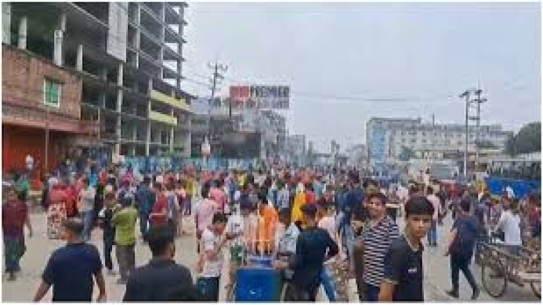 গাজীপুরে বেতন-বোনাস বৃদ্ধির দাবিতে মহাসড়