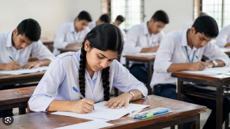 এইচএসসির ফল প্রকাশের অপেক্ষায় শিক্ষার্থী